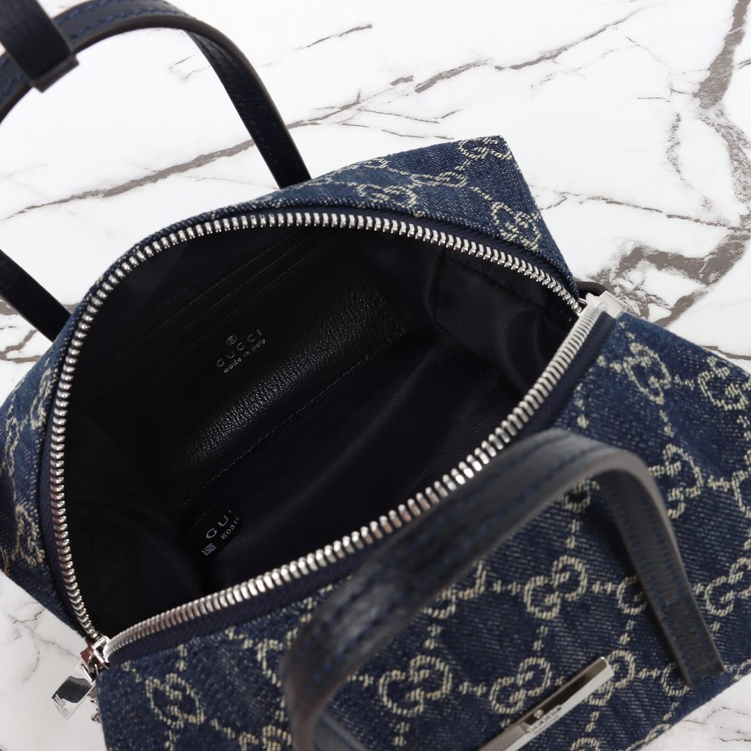Small boston bag with Gucci plaque - Image 5