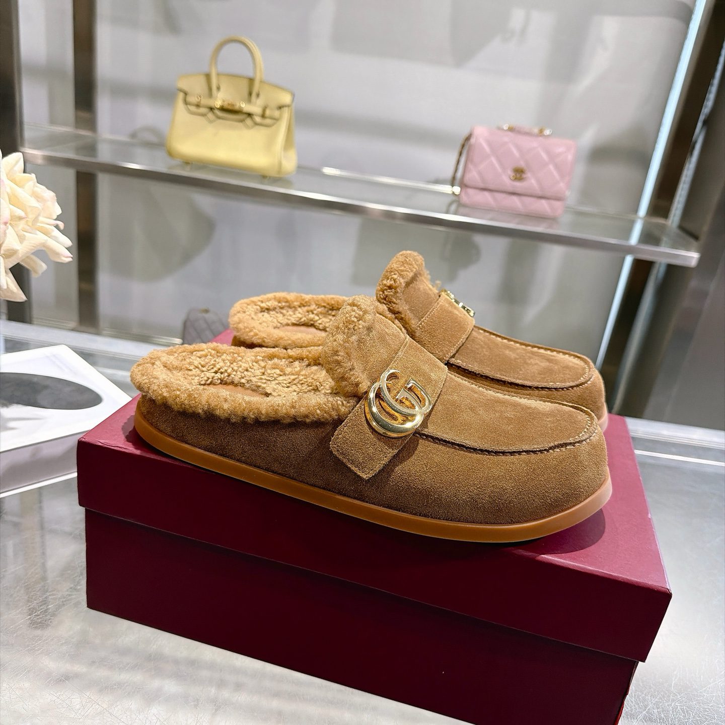 Gucci FallWinter 2026 New Suede and Shearling Slippers - Image 4