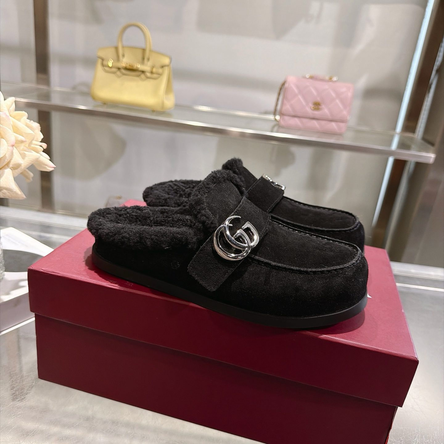 Gucci FallWinter 2026 New Suede and Shearling Slippers - Image 2