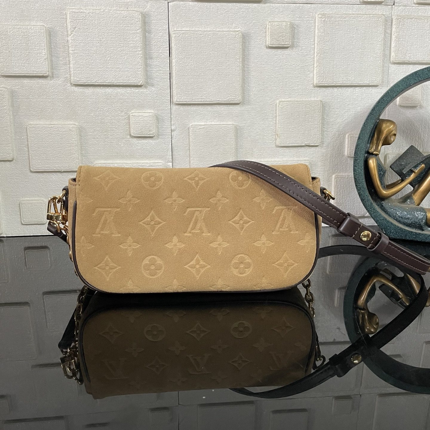 LV WALLET ON CHAIN IVY - Image 4