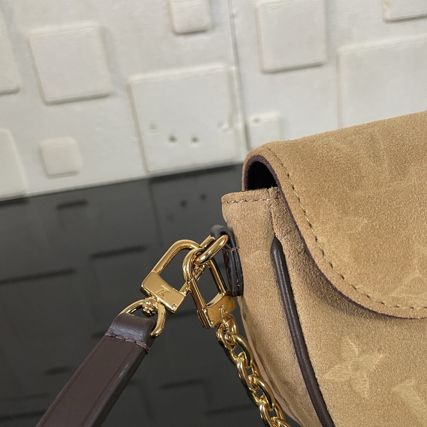 LV WALLET ON CHAIN IVY - Image 7