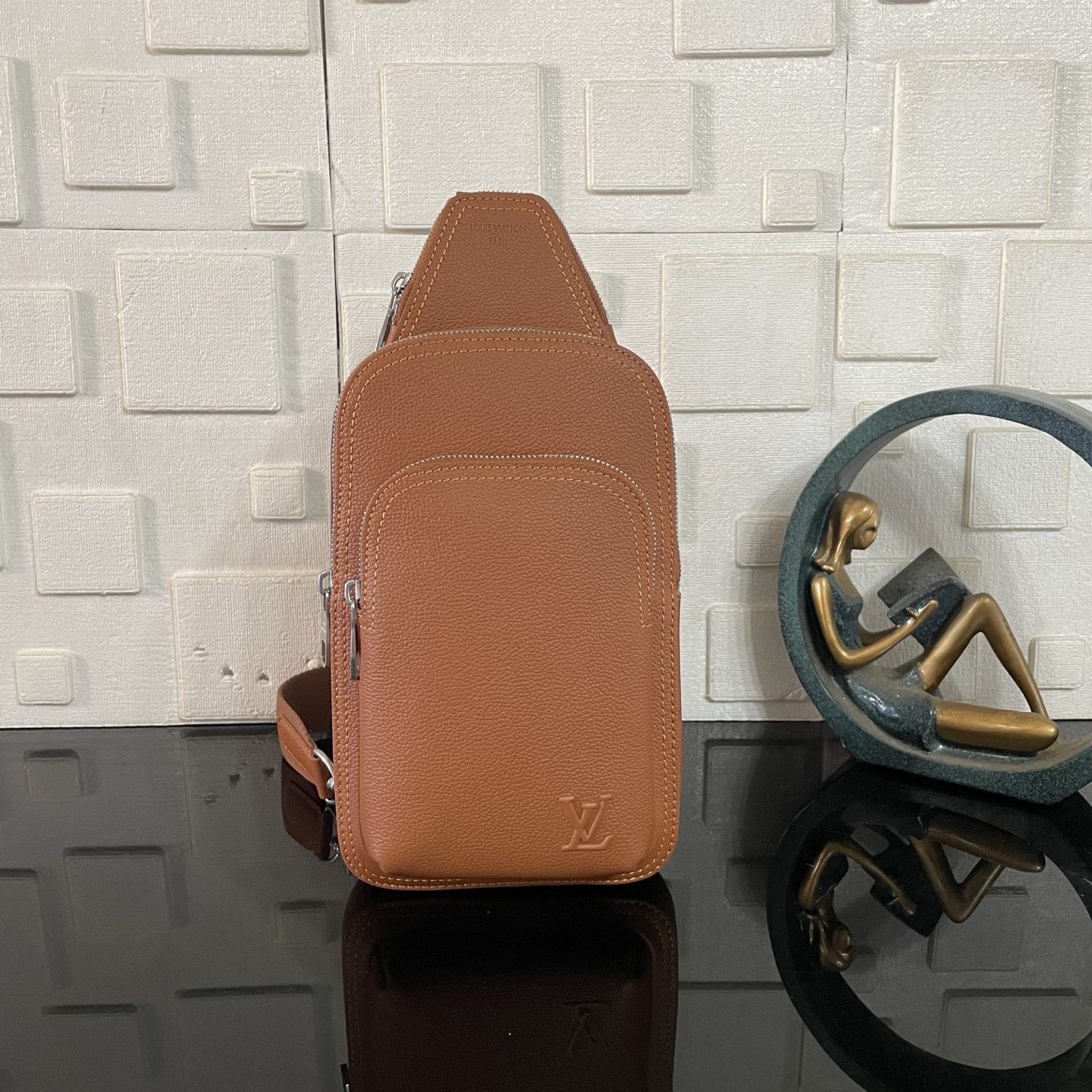 LV Avenue Slingbag - Image 2