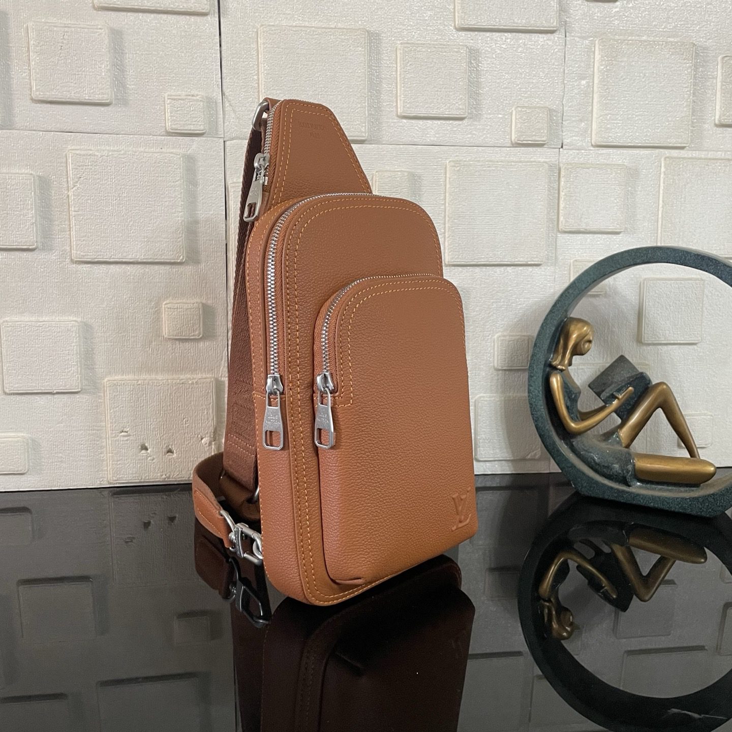 LV Avenue Slingbag - Image 3