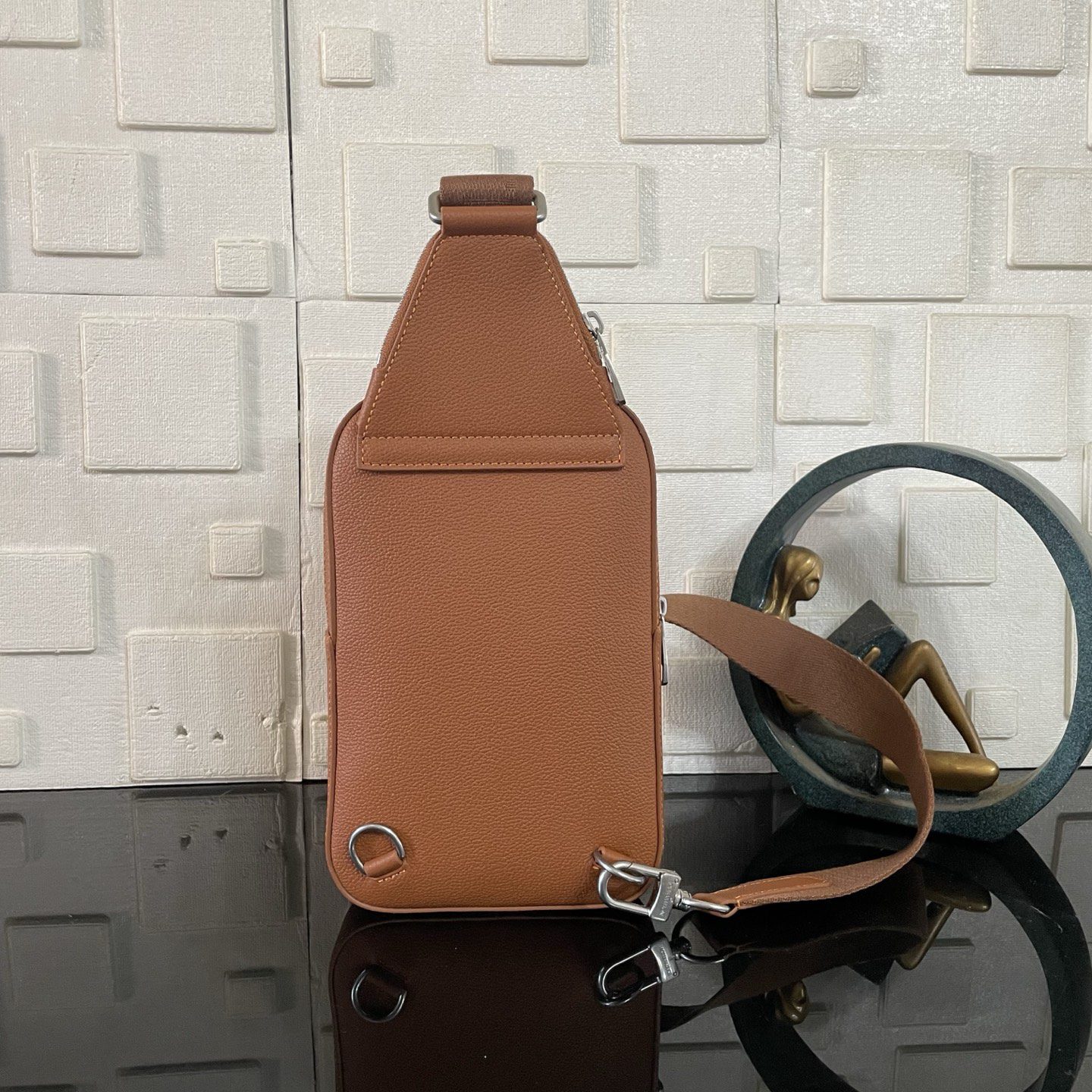 LV Avenue Slingbag - Image 4
