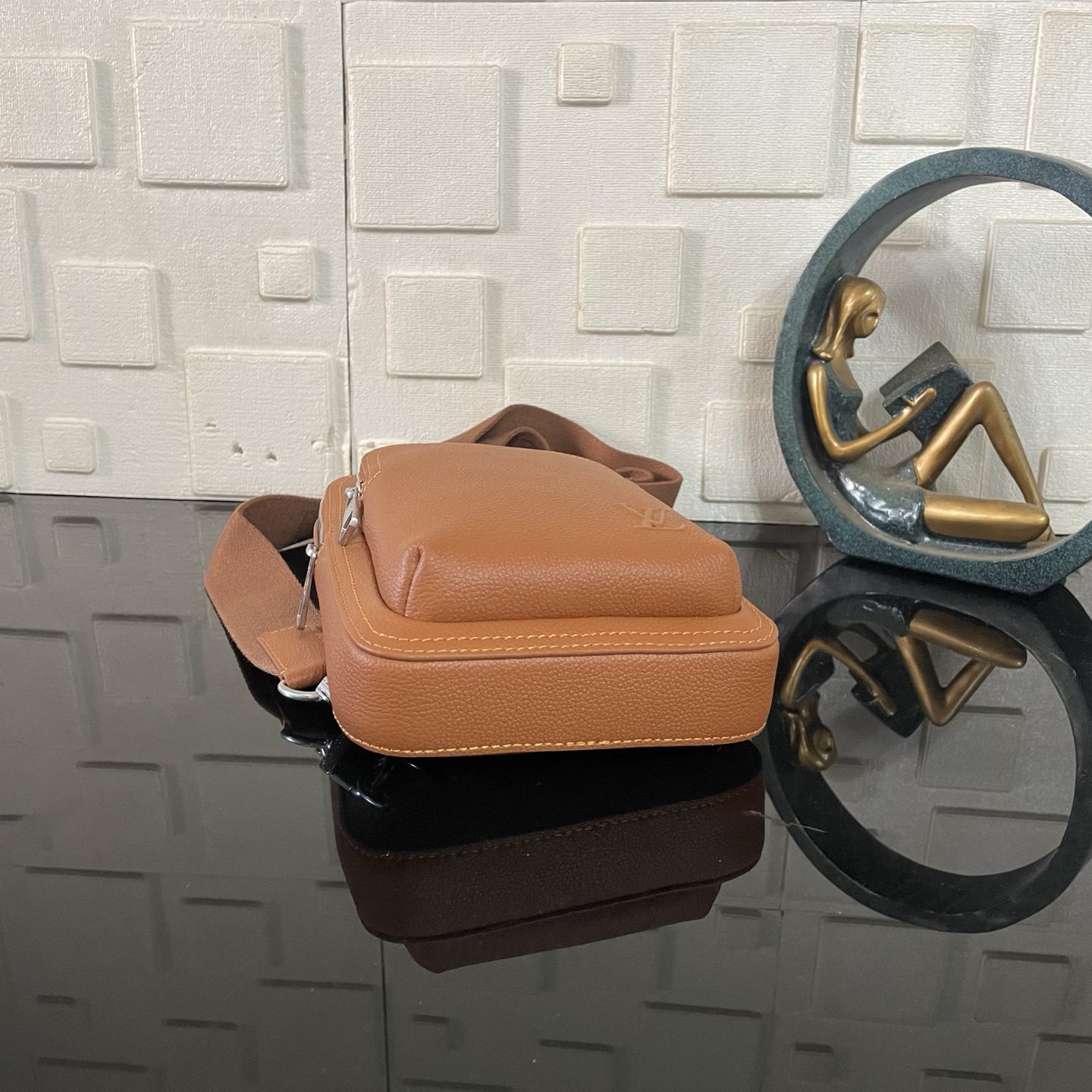 LV Avenue Slingbag - Image 5