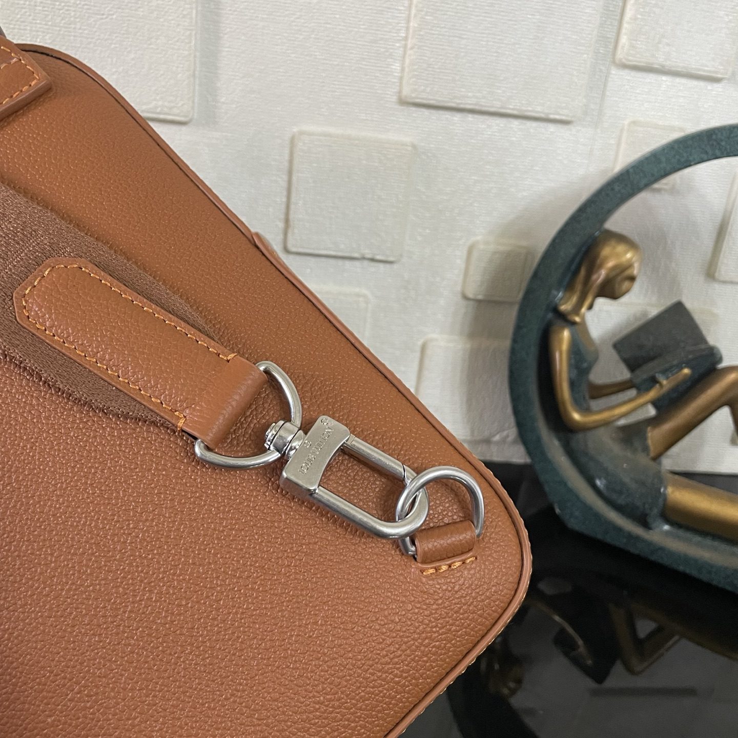 LV Avenue Slingbag - Image 6