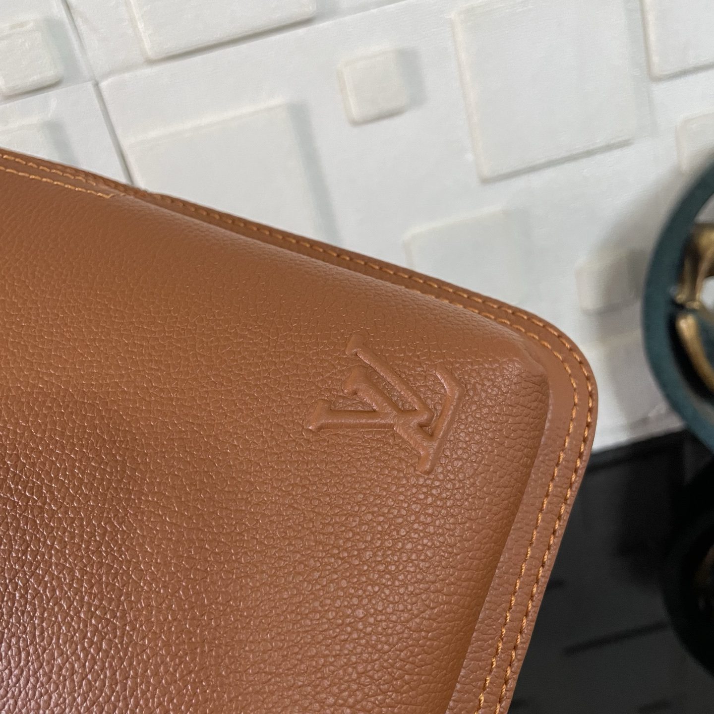 LV Avenue Slingbag - Image 8