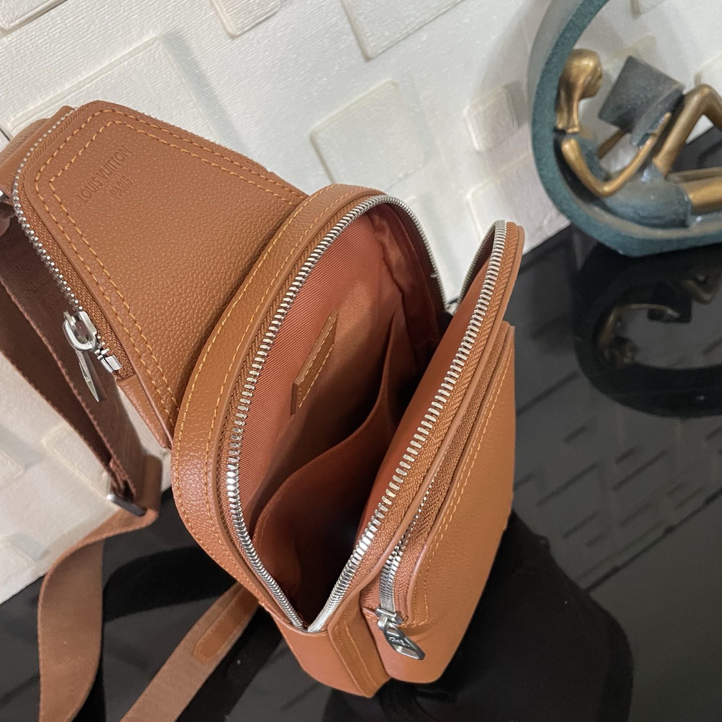 LV Avenue Slingbag - Image 9