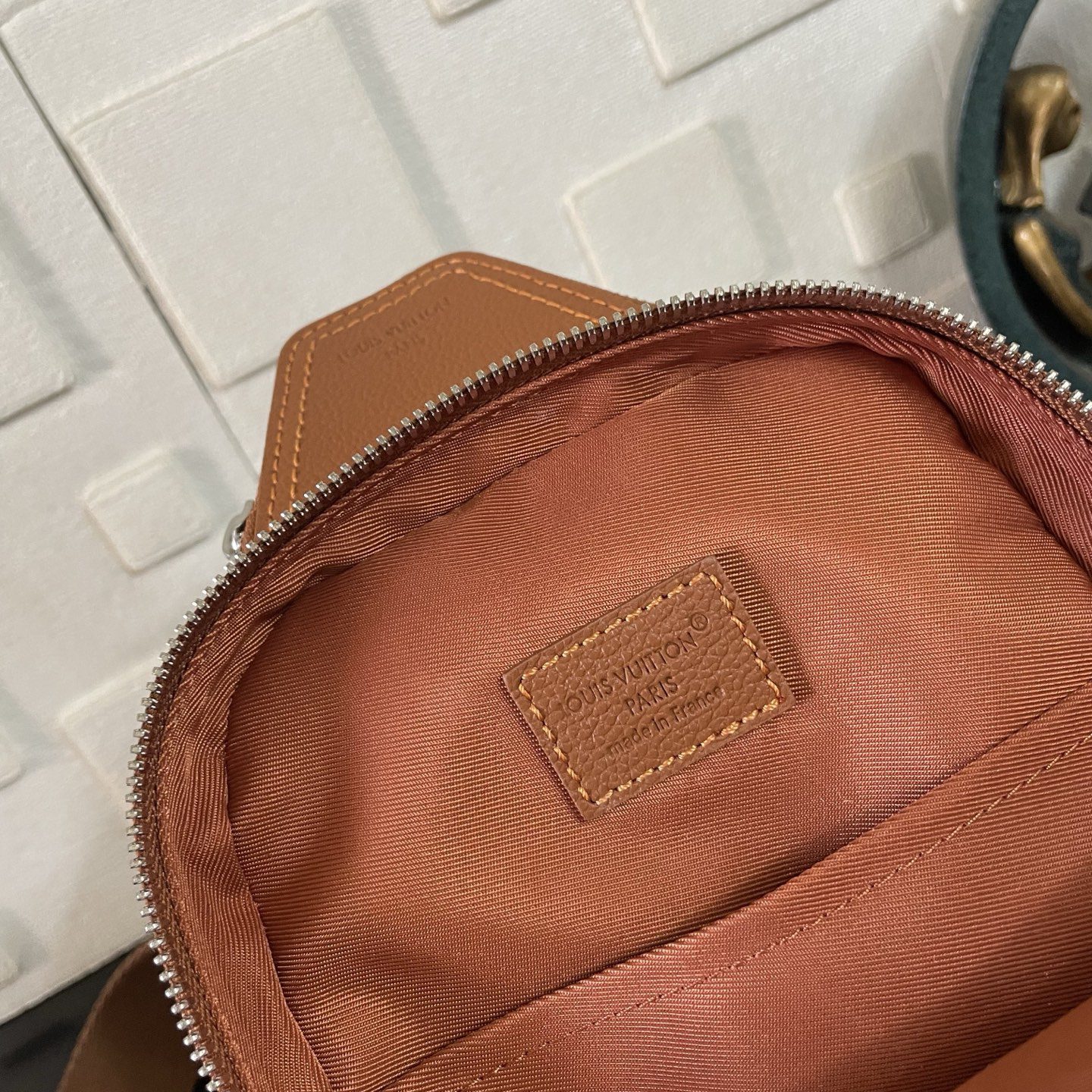 LV Avenue Slingbag - Image 10