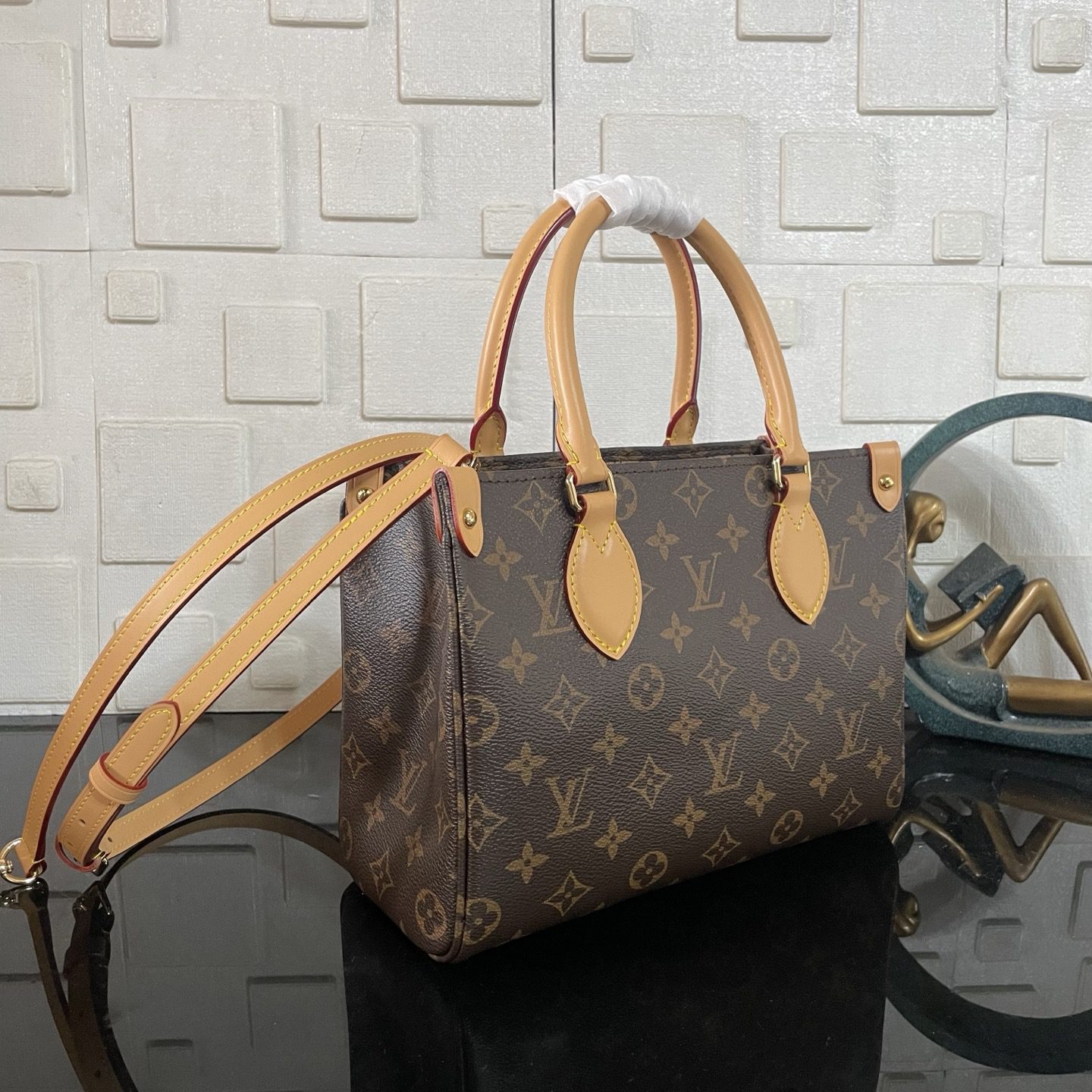 LV ONTHEGO SOFT - Image 4