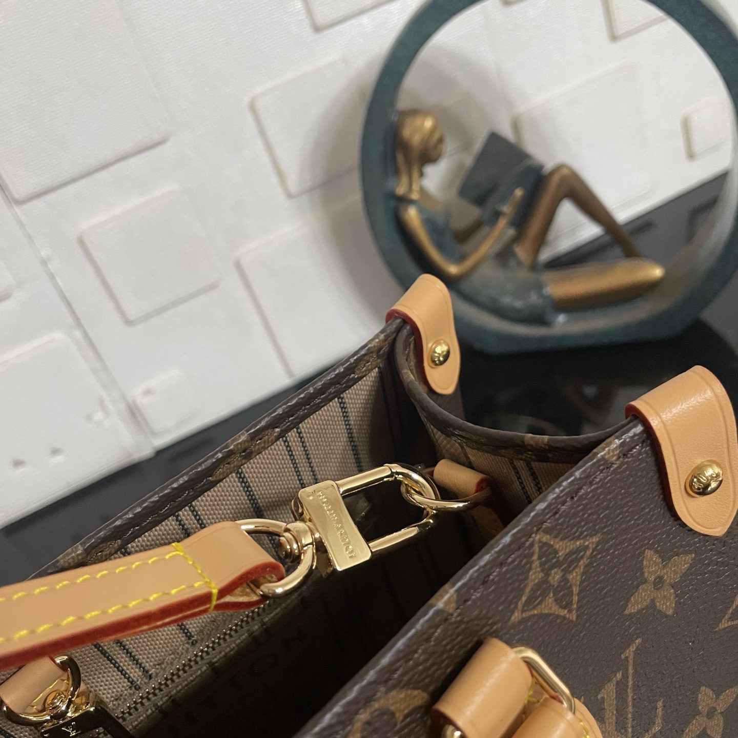 LV ONTHEGO SOFT - Image 8