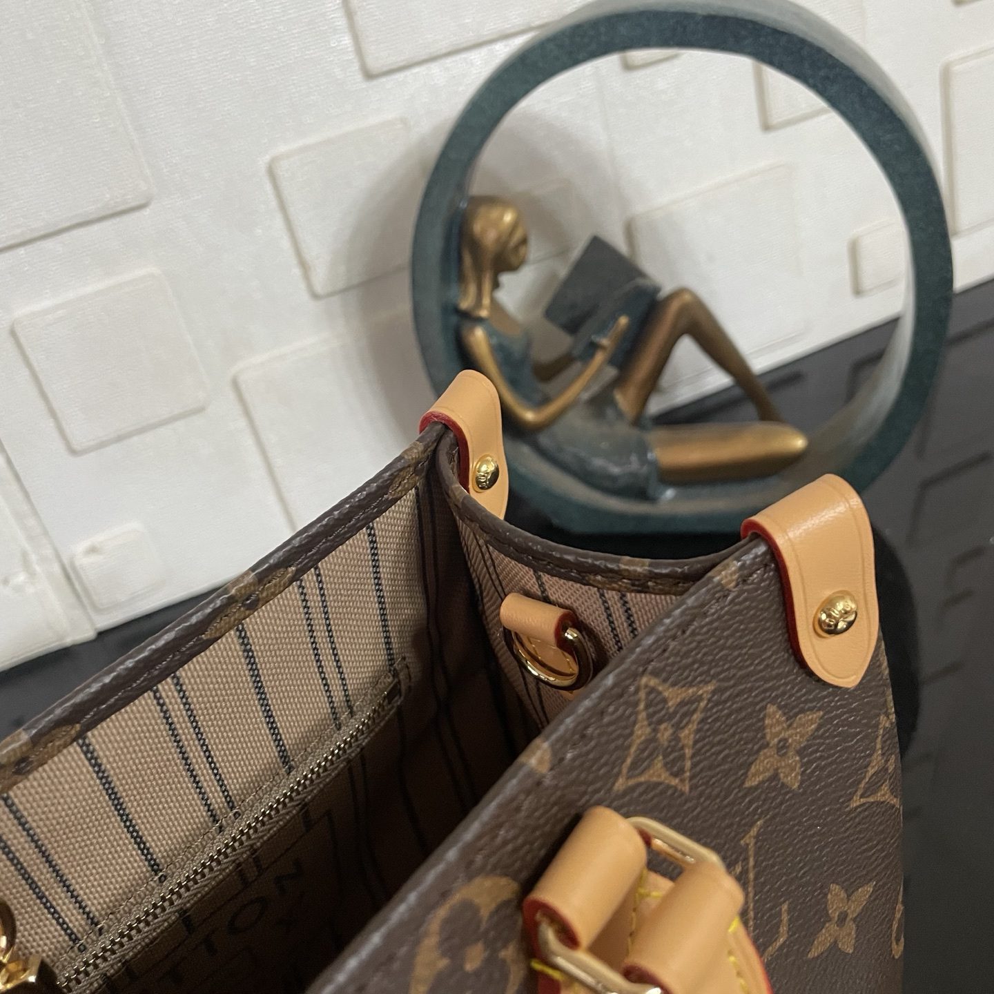 LV ONTHEGO SOFT - Image 9