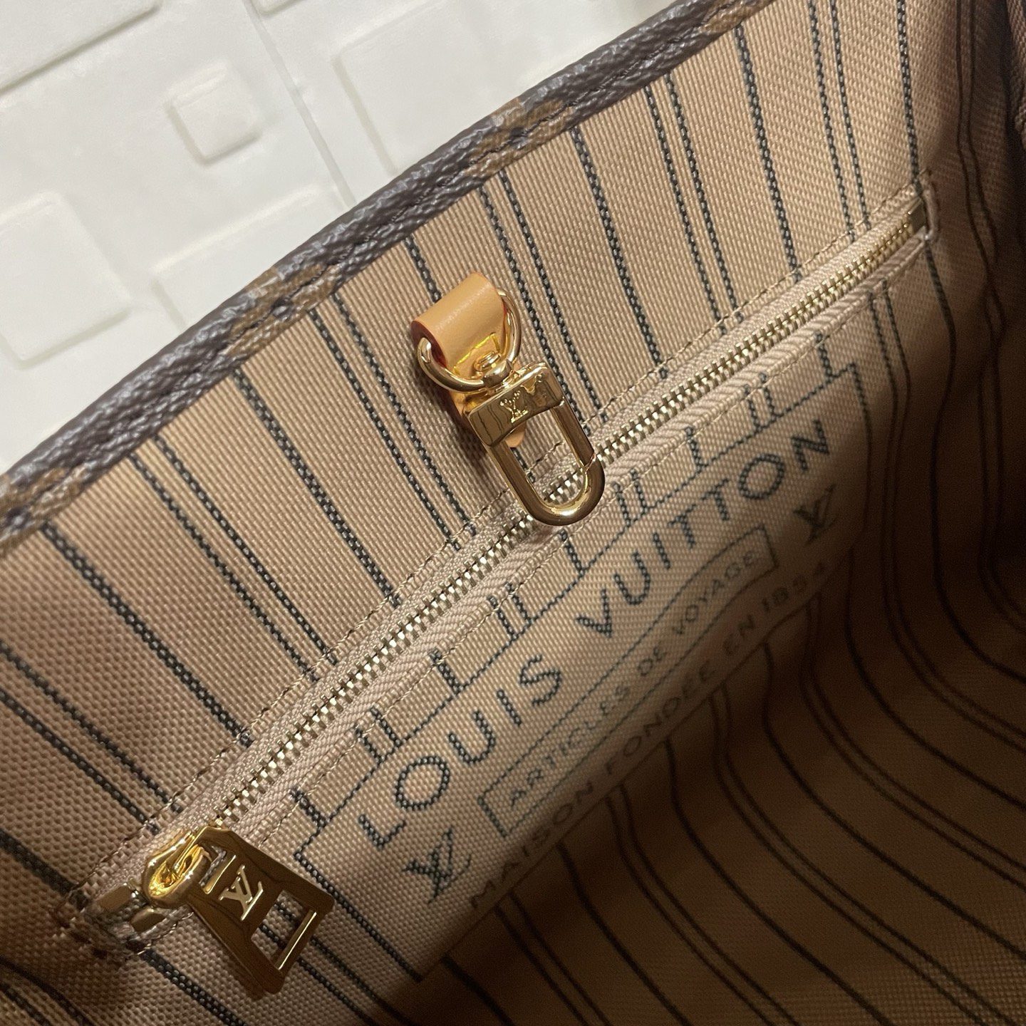 LV ONTHEGO SOFT - Image 11