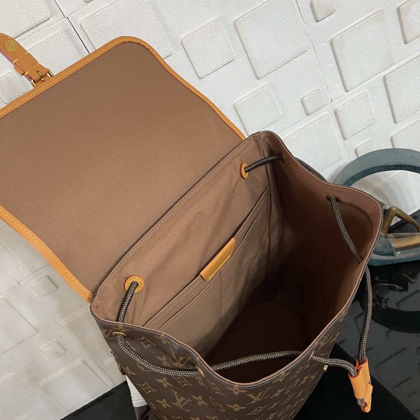 LV Flaneur - Image 9